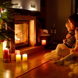 happy-family-by-a-fireplace-on-christmas-000049693826_small