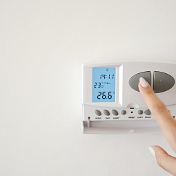 adjust-temperature-with-thermostat-in-home-interior-000068197401_xxxlarge